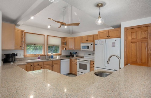 Duck House | Cloudbreak: Pet Friendly, Oceanside, Hot Tub, Community Amenities!