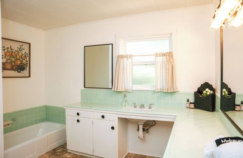 Etna Bed & Breakfast | Clover Room