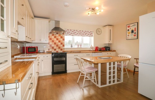 Findern Cottage | CLOVERMEAD COTTAGE, pet friendly, with a garden in Findern