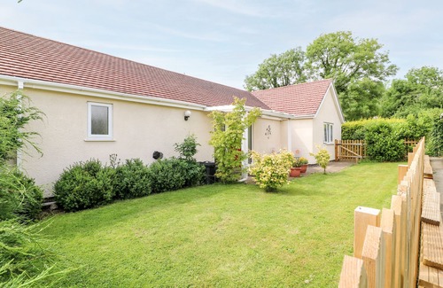 Findern Cottage | CLOVERMEAD COTTAGE, pet friendly, with a garden in Findern