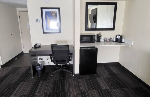 Merry Oaks Hotel | Club - Hotel Nashville Inn & Suites