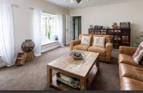 Pudsey Other | Coach House , 5.8 Acres with Hot Tub and Lake
