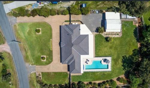 One Mile House | Coast and Country Estate - 15m Heated Pool and Minutes to Beach