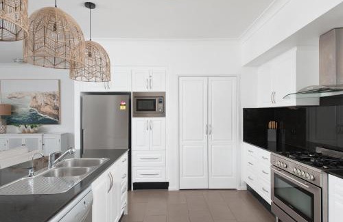 One Mile House | Coast and Country Estate - 15m Heated Pool and Minutes to Beach