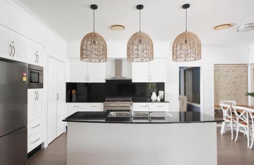 One Mile House | Coast and Country Estate - 15m Heated Pool and Minutes to Beach