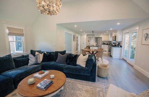 East Sandwich House | Coastal 4-bedroom house with AC and WiFi in Sandwich, 1 mile to the beach!