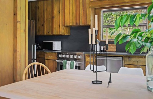 Ocean Hill House | Coastal Beach Cabin, Hot Tub & Walk to Shops!