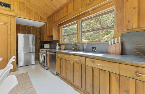 Ocean Hill House | Coastal Beach Cabin, Hot Tub & Walk to Shops!