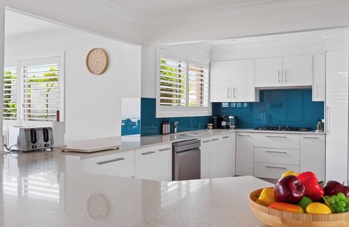 Copacabana House | “Coastal Bliss” – 450m Stroll from the Beachfront