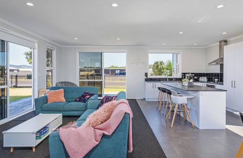 Matarangi House | Coastal Calm - Matarangi Holiday Home