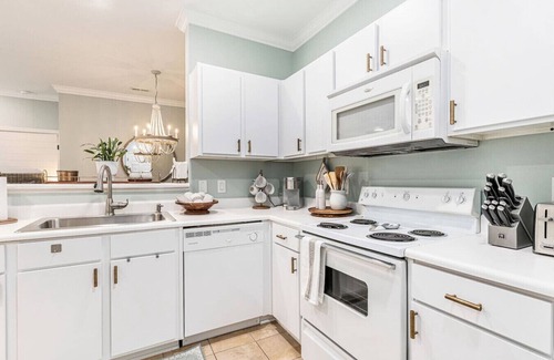 Seaside Farms Apartment | Coastal Calm Retreat: 2br/2ba Mount Pleasant Condo
