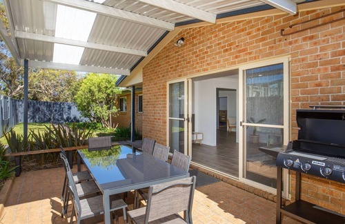 Culburra Beach House | Coastal Capers - Pet Friendly - 10 Mins Walk to Beach