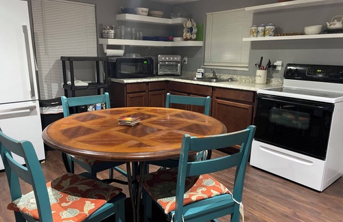 Aransas Pass House | Coastal Casita Mi Casa es Su Casa - Sleeps 4 comfortably up to 6.