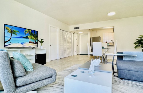 Eastern Shores Apartment | Coastal Charm: Waterfront, Free Parking, walk to the beach