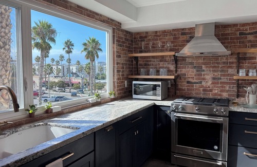 Townsite Condo | Coastal Condo Mid-Term Rental w/Roof-top Ocean, City, Mountain View Patio
