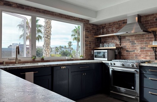 Townsite Condo | Coastal Condo Mid-Term Rental w/Roof-top Ocean, City, Mountain View Patio