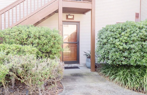 Saint Simons Island Condo | Coastal condo steps to shops and pier/village!