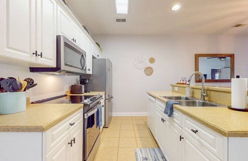 Sea Trail Condo | Coastal Condo with golf course view and shared pool access