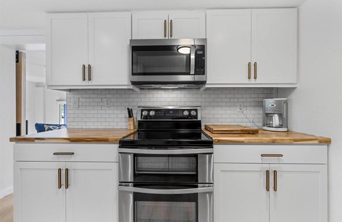 Englewood House | Coastal Cottage 2 Miles to the Beach