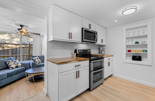 Englewood House | Coastal Cottage 2 Miles to the Beach