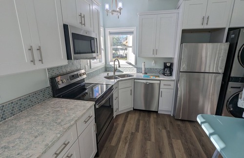 Morehead City Cottage | Coastal Cottage, walk to downtown Beaufort, close to beaches, pet friendly.