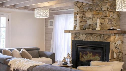 Copacabana House | Coastal Cottage with Pool at Copacabana