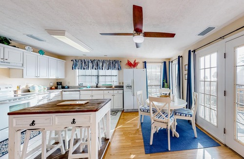East End House | Coastal dog-friendly home with private heated spa and outdoor man-cave