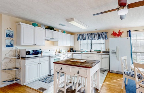 East End House | Coastal dog-friendly home with private heated spa and outdoor man-cave