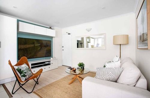 Manly Vale Apartment | Coastal Family & Couple Retreat up to 5ppl ,4 Mins Drive to the Beach