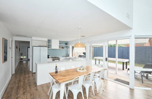 Torquay House | Coastal Family Lodge