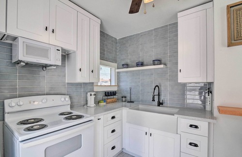 Galveston Cottage | Coastal Galveston Retreat < 1 Mi to Beaches!