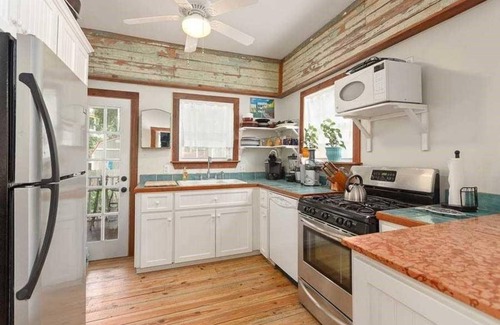 Brunswick House | Coastal Gem in Historic District Long term or Short term Great location