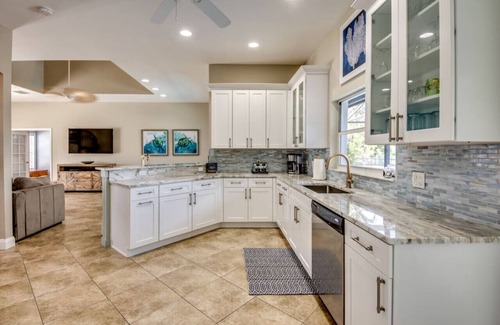 Caloosahatchee House | Coastal Heaven: Huge Lanai-Heated Pool-Canal w Private Dock-River Views