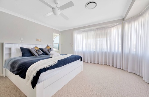 Long Jetty House | Coastal Home/Outdoor Spa-10mins from the beach