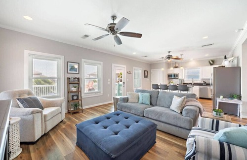 Galveston House | 'Coastal Hourglass'- Walk to Beach! Pets!