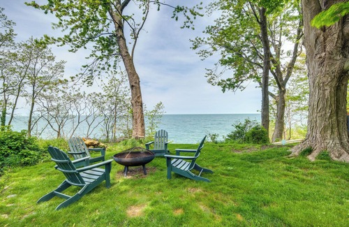 Euclid Cottage | Coastal Lake Erie Cottage w/Amazing Water Views!