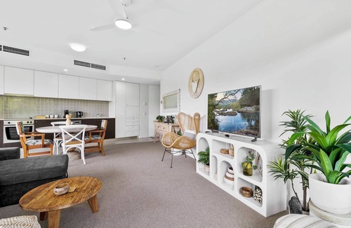 Cairns Central Business District Apartment | Coastal lights - Pool, Gym & Parking@HarbourLights