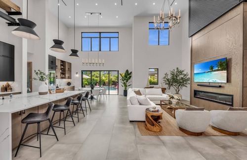Arlington Park House | Coastal Luxe, Spacious 5bedroom house 5miles to Siesta with saltwater pool, WiFi