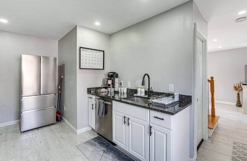 Lynn House | Coastal Lynn Escape w/Fireplace: 3 Mi to Beaches