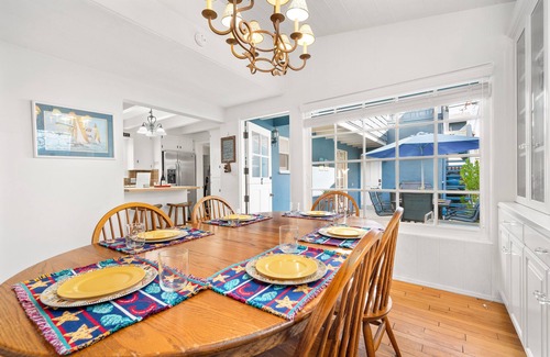 Balboa Island House | Coastal Modern Balboa Beach Cottage, Steps from Water 4 BD 4 BA