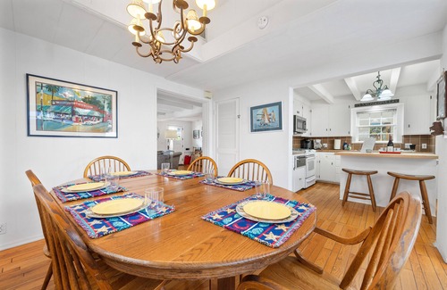 Balboa Island House | Coastal Modern Balboa Beach Cottage, Steps from Water 4 BD 4 BA