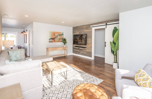 Loma Alta House | Coastal modern home 10 min from the beach with a stunning pool and spa!