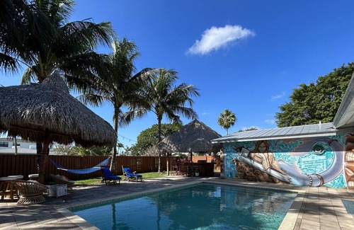 Totterdale House | Coastal modern house in prime Lake Ida close to Beach and Avenue!