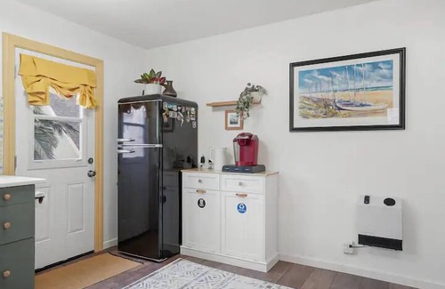 Sharp Park Apartment | Coastal Palm Tree 2BR Retreat Ocean View