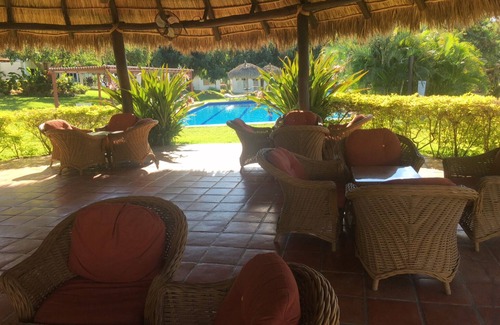 La Puntilla Villa | Coastal retreat on one level -2 minute walk to ocean