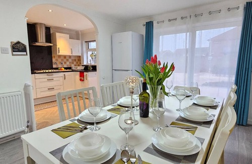 Port Talbot House | Coastal retreat 8 mins walk from Aberavon Beach