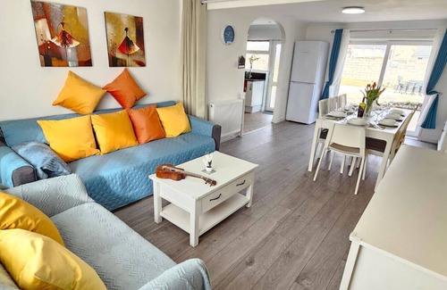 Port Talbot House | Coastal retreat 8 mins walk from Aberavon Beach
