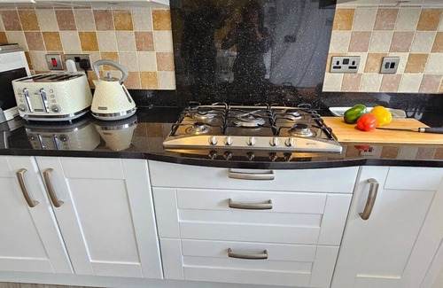 Port Talbot House | Coastal retreat 8 mins walk from Aberavon Beach