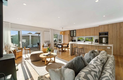 Mount Maunganui House | Coastal Retreat - Poolside Mt Maunganui