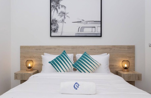 Jumeira 3 House | Coastal Retreat at Full Moon Villa Mavericks Suite